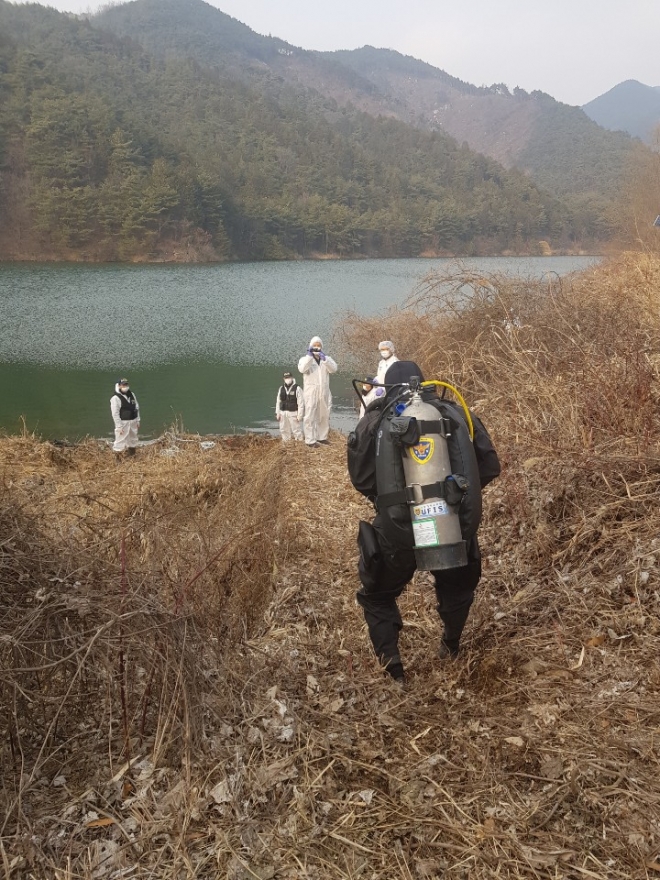 전남 곡성군 한 저수지에서 수중과학수사요원들이 수색작업을 벌여 실종자로 추정되는 시신을 발견했다.