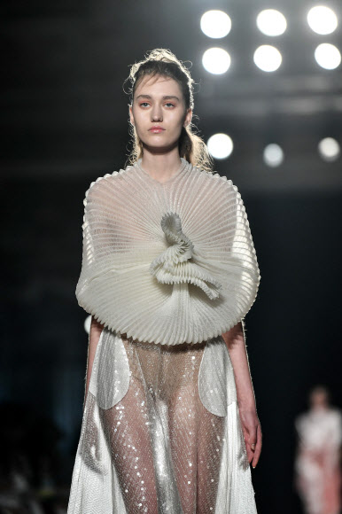 모델이 20일(현지시간) 이탈리아 밀라노에서 열린 ‘Zambelli 여성 가을/겨울 2019/2020 컬렉션 패션쇼’ 중 작품을 선보이고 있다. AFP 연합뉴스