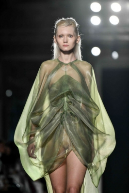 모델이 20일(현지시간) 이탈리아 밀라노에서 열린 ‘Zambelli 여성 가을/겨울 2019/2020 컬렉션 패션쇼’ 중 작품을 선보이고 있다. AFP 연합뉴스