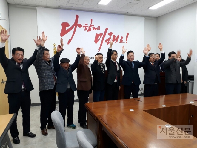 20일 성남시의회 1층 세미나실에서 정용한 전 시의원과 바른미래당 성남 수정 지역위원회 위원 등 50 여명이 자유한국당 복당과 입당 기자회견을 한후 만세를 하고 있다. 이날 회견에는 변환봉 위원장(왼쪽 6번째)과 이상호 시의원(왼쪽 첫번째), 정용한(왼쪽 7번째) 전 시의원등 60 여명이 참석했다. 2019.02.20 자유한국당 성남 수정 당협위원회 제공 