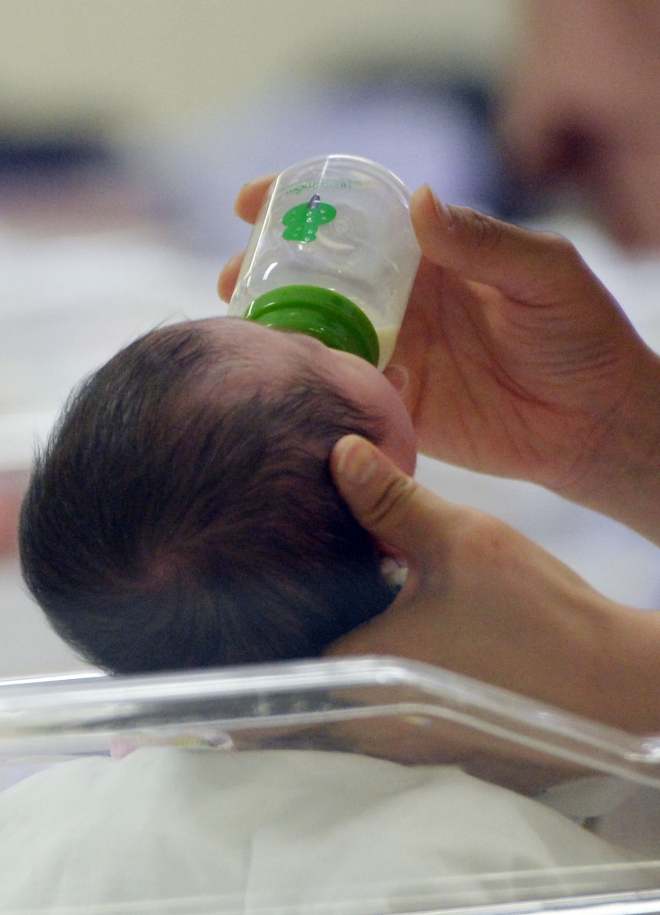 신생아실에서 모유를 먹고 있는 아기. 서울신문 DB