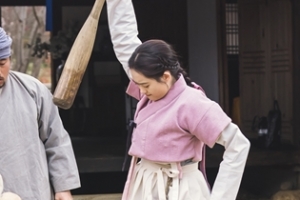 ‘해치’ 고아라, ‘무쇠솥 번쩍’ 괴력 찬모 변신 “무적의 떡방아질”