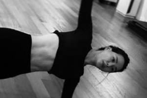 이하늬, 운동으로 다져진 탄탄 복근 공개 “바위를 뚫는 성실함으로”