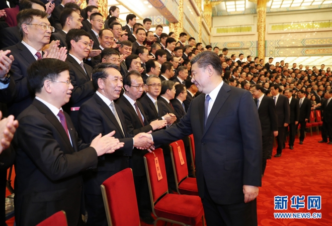 시진핑(오른쪽) 주석이 중국의 우주굴기 프로젝트 참가자들을 격려하고 있다.
