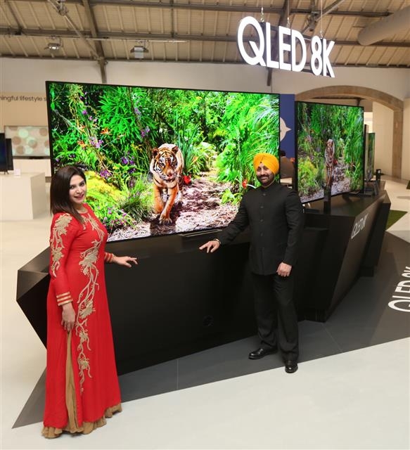 21일 삼성전자가 포르투갈 포르투에서 개최한 ‘삼성포럼 2019’에 마련된 ‘인도 특화 전시’에서 인도인 참석자들이 인도 시장을 겨냥해 설계된 TV 앞에서 포즈를 취하고 있다.  삼성전자 제공