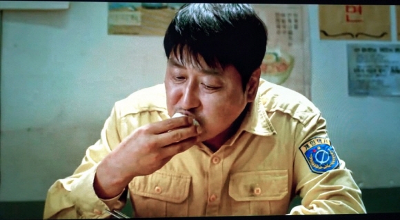 영화 ‘택시운전사’에서 5·18민주화운동 때 서울에서 독일인 방송기자 위르겐 힌츠페터(토마스 크레취만 분장)를 태우고 광주로 내려간 김만호(송강호 분장·실명 김사복)가 무언가 골똘히 생각하며 시민에게 받은 주먹밥을 먹고 있다.  서울신문 DB