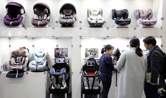 “우리 아이가 쓸 물건, 꼼꼼히 골라야지”