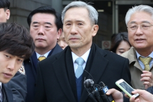 ‘軍 댓글 공작’ 김관진 징역 2년 6개월… 법정구속은 피해