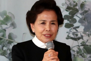 동백꽃 피고 지고… 한국인과 울고 웃은 60년 노래 인생
