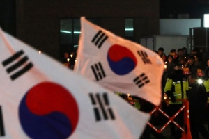 태극기 훼손 처벌조항...헌재 “표현의 자유 침해 아냐”