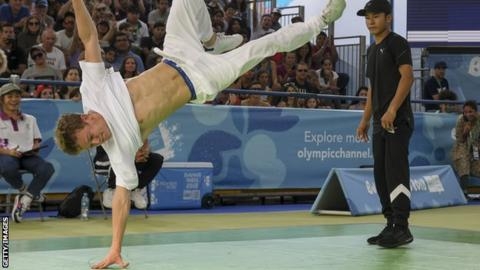 지난해 부에노스아이레스 유스올림픽 브레이크댄싱 남자부 우승을 차지한 세르게이 체르니셰프(러시아). AFP 자료사진