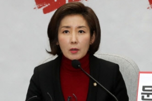 문 대통령 “색깔론은 친일 잔재” 3.1절 100주년 기념식 연설에 나경원 반박