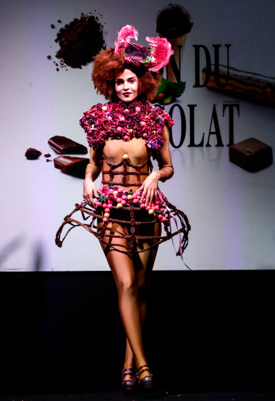 21(현지시간) 벨기에 브뤼셀에서 열린 ‘제6회 초콜릿 페어’ 개막식에 초콜릿으로 만든 의상으로 패션쇼가 열리고 있다.  <br>EPA 연합뉴스
