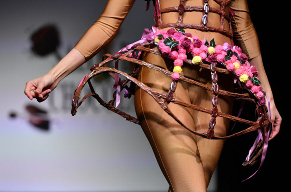 21(현지시간) 벨기에 브뤼셀에서 열린 ‘제6회 초콜릿 페어’ 개막식에 초콜릿으로 만든 의상으로 패션쇼가 열리고 있다.  <br>AFP 연합뉴스