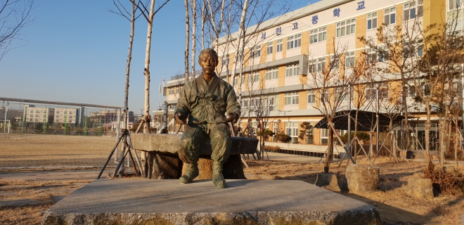 서전고 입구에 세워진 이상설 선생 청동 좌상. 