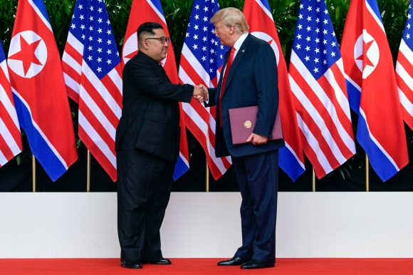 도널드 트럼프 미국 대통령과 김정은 북한 국무위원장이 첫 만남