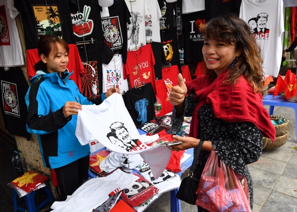 23일 베트남 하노이의  한 상점에서 베트남 시민이 김정은과 트럼프의 얼굴이 그려진 티셔츠를 구입하고 있다. 2019.2.23 박지환기자 popocar@seoul.co.kr