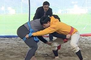 ‘요즘애들’ 유재석VS안정환, 회식비 걸고 씨름 대결 “카드한도 얼마?”