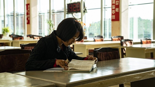 함경북도 청진의 한 도서관에서 열심히 책을 들여다 보는 소녀.