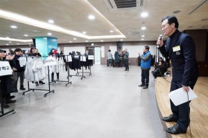 ‘교복 세일즈맨’으로 변신한 성북구청장