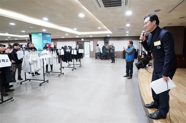 이승로(오른쪽) 성북구청장이 지난 21일 구청 다목적홀에서 열린 ‘2019 교복 물려주기 알뜰나눔장터’에서 교복을 입고, 교복 물려주기 사업을 홍보하고 있다. 성북구 제공