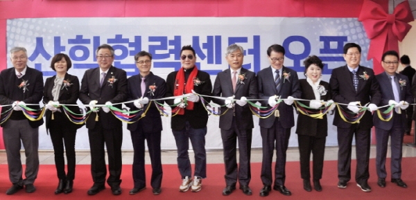 22일 선문대학교 천안캠퍼스 본관에서 진행된 ‘한국암웨이 산학협력센터 오픈 기념식’에 참여한 김장환 대표이사(좌측에서 6번째)를 포함한 한국암웨이 주요 임원 및 ABO 비즈니스 파트너 대표, 선문대학교 관계자들이 테이프 커팅식을 진행하고 있다.