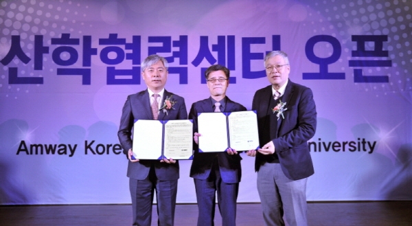 22일 선문대학교 천안캠퍼스 본관에서 진행된 ‘한국암웨이 산합협력센터 오픈 기념식’에 참여한 김장환 한국암웨이 대표이사, 김홍석 선문대학교 홍보ᆞ대외협력처장, 최창하 기획처장이 한국암웨이-선문대학교 산학 협력 체결식을 진행하고 있다.