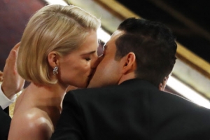 ‘보헤미안 랩소디’ 라미 말렉♥루시 보인턴, 영화 뛰어넘은 커플의 키스