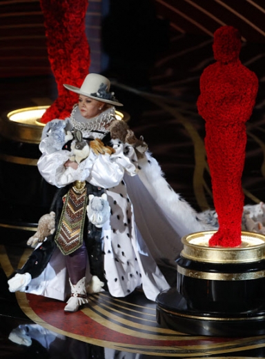 영화배우 멜리사 맥카시가 24일(현지시간) 미국 캘리포니아주 로스앤젤레스 할리우드의 돌비 극장에서 열린 ‘제91회 아카데미 시상식’에 토끼 인형으로 장식된 의상을 입고 등장해 시선을 끌었다.<br>로이터 연합뉴스