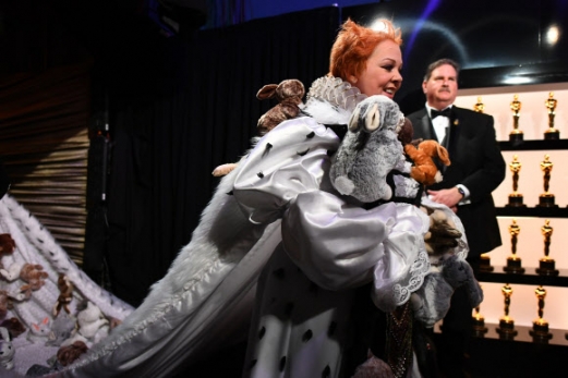 영화배우 멜리사 맥카시가 24일(현지시간) 미국 캘리포니아주 로스앤젤레스 할리우드의 돌비 극장에서 열린 ‘제91회 아카데미 시상식’에 토끼 인형으로 장식된 의상을 입고 등장해 시선을 끌었다.<br>AFP 연합뉴스