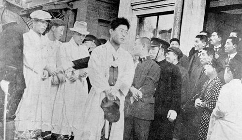 1919년 3월 1일 서울 종로 일대에서 만세 시위에 참여한 학생 대표들이 일본 경찰에 체포돼 연행되고 있다.  국가기록원 제공