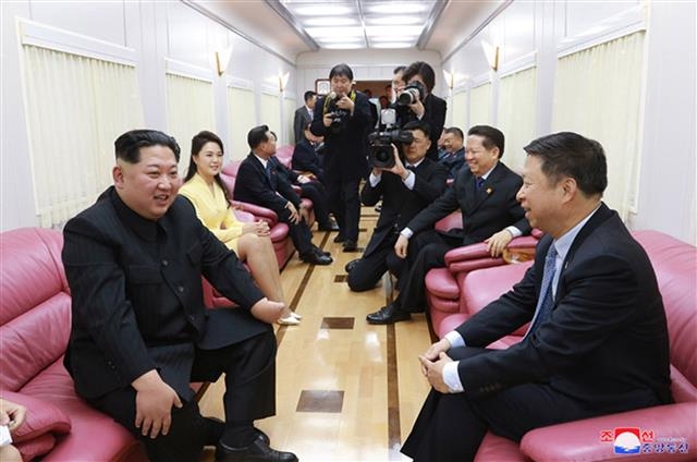 2018년 3월 중국 방문 당시 특별열차로 추정되는 장소에서 김정은 북한국무위원장과 부인 리설주 여사가 쑹타오(맨 오른쪽) 중국 공산당 대외연락부장 등을 만나고 있는 모습.  연합뉴스