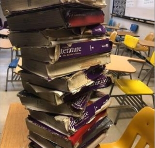 오클라호마주의 한 공립학교에서 학생들이 공용으로 사용하는 교과서가 제때 교체되지 않아 낡고 헤진 모습.  알렉시아 캠벨 트위터 캡처
