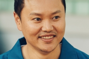 ‘아이템’ 김민교, 수의 차림+희번덕 눈빛 “화면 장악할 첫 등장”