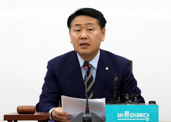 원내대책회의에서 발언하는 김관영