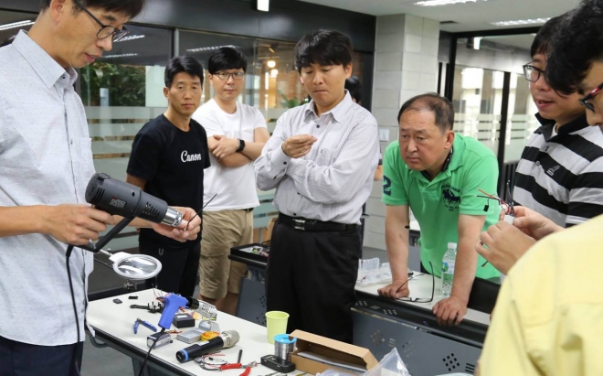 　24시간 개방체체로 운영하고 있는 청년공간 에이뷰브는 창조경제융합센터에 들어선 청년층 창업을 위한 전용공간이다. 아이템 개발을 돕는 1인 작업실과 창업자 간 네트워킹 공간인 세미나실 등 편의시설을 갖추고 있다. 안양시 제공