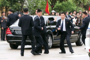 [서울포토] ‘철통경호 여기까지’ 돌아서는 북한 경호원들