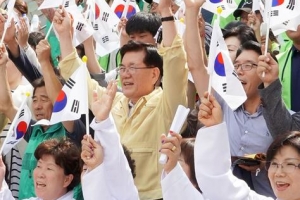 국가유공자 표창 수여하고 청계천서 태극기 드는 동대문