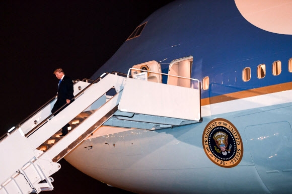 도널드 트럼프 미국 대통령이 2차 북미정상회담 일정을 하루 앞둔 26일 오후 8시 57분(현지시간·한국시간 오후 10시 57분) 베트남 수도 하노이 노이바이 국제공항에 도착했다. 2019.2.26  AFP 연합뉴스