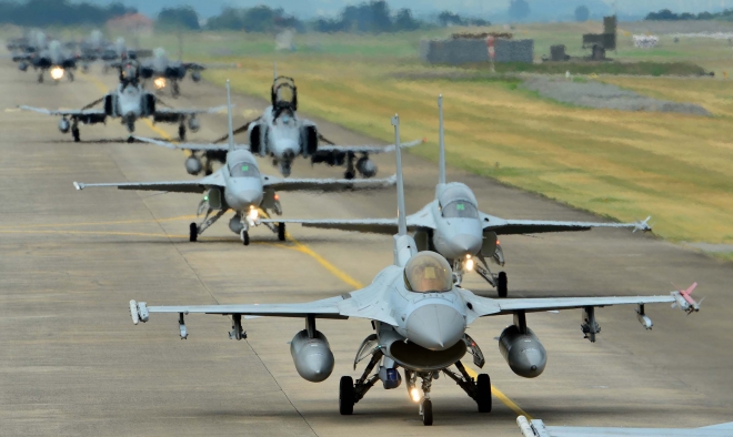 22일 공군 소링이글(Soaring Eagle) 훈련이 진행되고 있는 공군 29전술개발훈련비행전대 활주로에서 KF-16, 등 참가 전투기들이 대규모 출격을 위해 지상 활주를 하고 있다. 2016.8.22 공군 제공