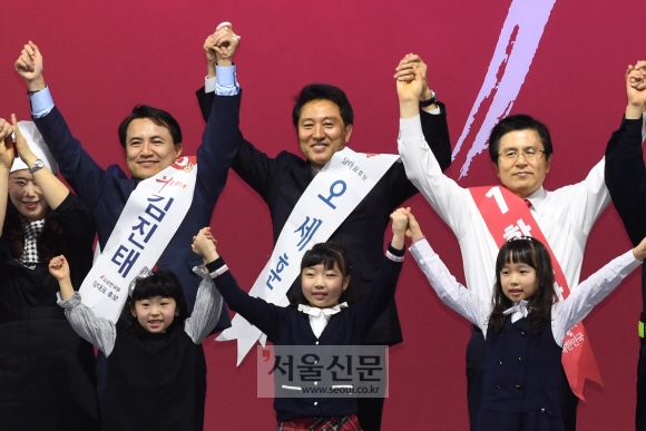 27일 고양시 킨텍스에서 열린 자유한국당 전당대회에서 후보자들이 당원들에게 인사를 하고 있다.2019.2.27   김명국 선임기자 daunso@seoul.co.kr