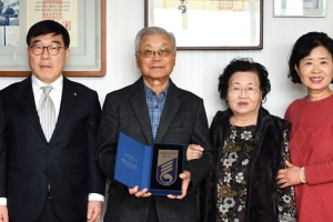 광주시 독립유공자 송병기 선생 후손에게 명패 전달