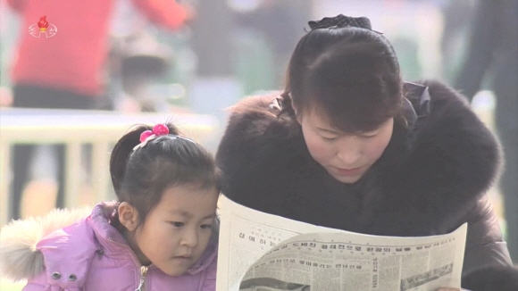 북한 조선중앙TV가 지난 25일 노동신문에 실린 북미 회담 소식을 읽고 있는 북한 주민들의 모습을 보도했다. 연합뉴스