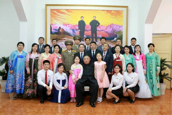 베트남 北대사관 직원·가족들과 기념사진 