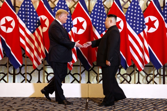 김정은(오른쪽) 북한 국무위원장과 도널드 트럼프 미국 대통령이 27일 베트남 하노이 메트로폴 호텔에서 환담을 나누기 전 악수를 하기 위해 서로 한 걸음씩 다가가고 있다. 이들의 만남은 1차 북미 정상회담 이후 260일 만이다.  하노이 AP 연합뉴스