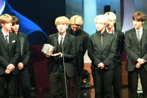 에드 시런 위에 BTS