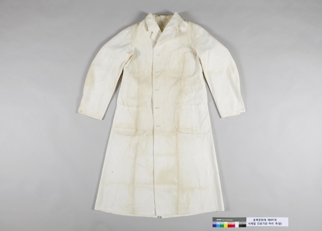 서재필이 의사 시절 착용했던 진료복을 보존처리한 모습. 문화재청 제공
