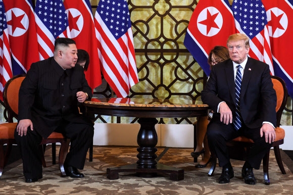 김정은 북한 국무위원장과 도널드 트럼프 미국 대통령 28일 오전(현지시간) 베트남 하노이 메트로폴 호텔에서 단독정상회담을 하고 있다. (사진=연합뉴스) 