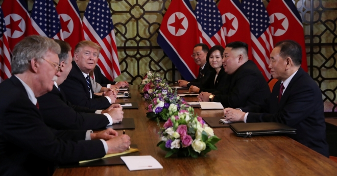 도널드 트럼프(왼쪽 세 번째) 미국 대통령과 김정은(오른쪽 두 번째) 북한 국무위원장이 28일 베트남 하노이에 위치한 소피텔 레전드 메트로폴 호텔에서 만나 확대 정상회담을 하고 있다. 로이터 연합뉴스