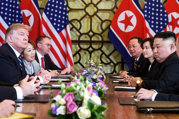 도널드 트럼프 미국 대통령과 김정은 북한 국무위원장이 28일 베트남 소피텔 레전드 메트로폴 호텔에서 확대 정상회담을 하고 있다. AFP 연합뉴스